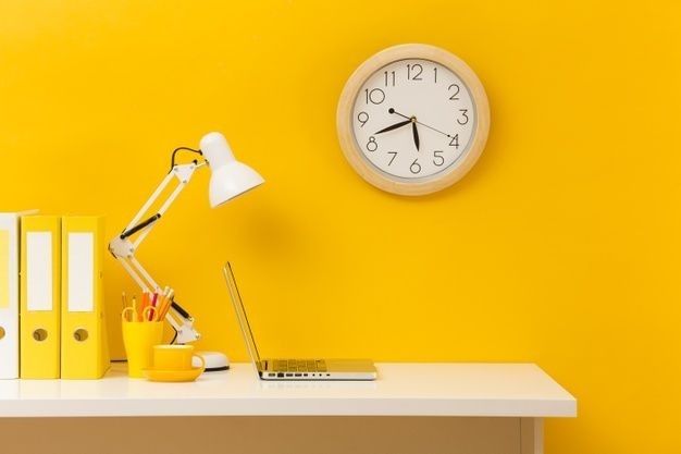 Biuro reikmenų trendai 2025: kas diktuoja madą jūsų darbo erdvėje?