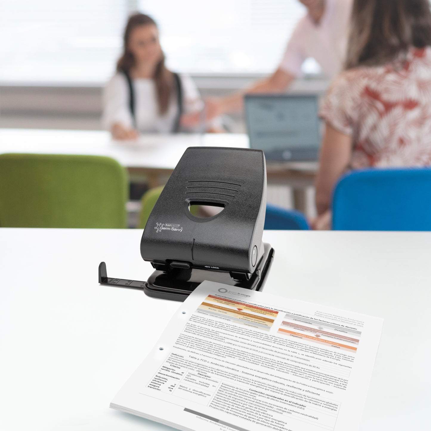 Skylmuša Rapesco Germ-Savvy® Antibacterial: Heavy Duty, 2 skylių, 40 lapų, juoda