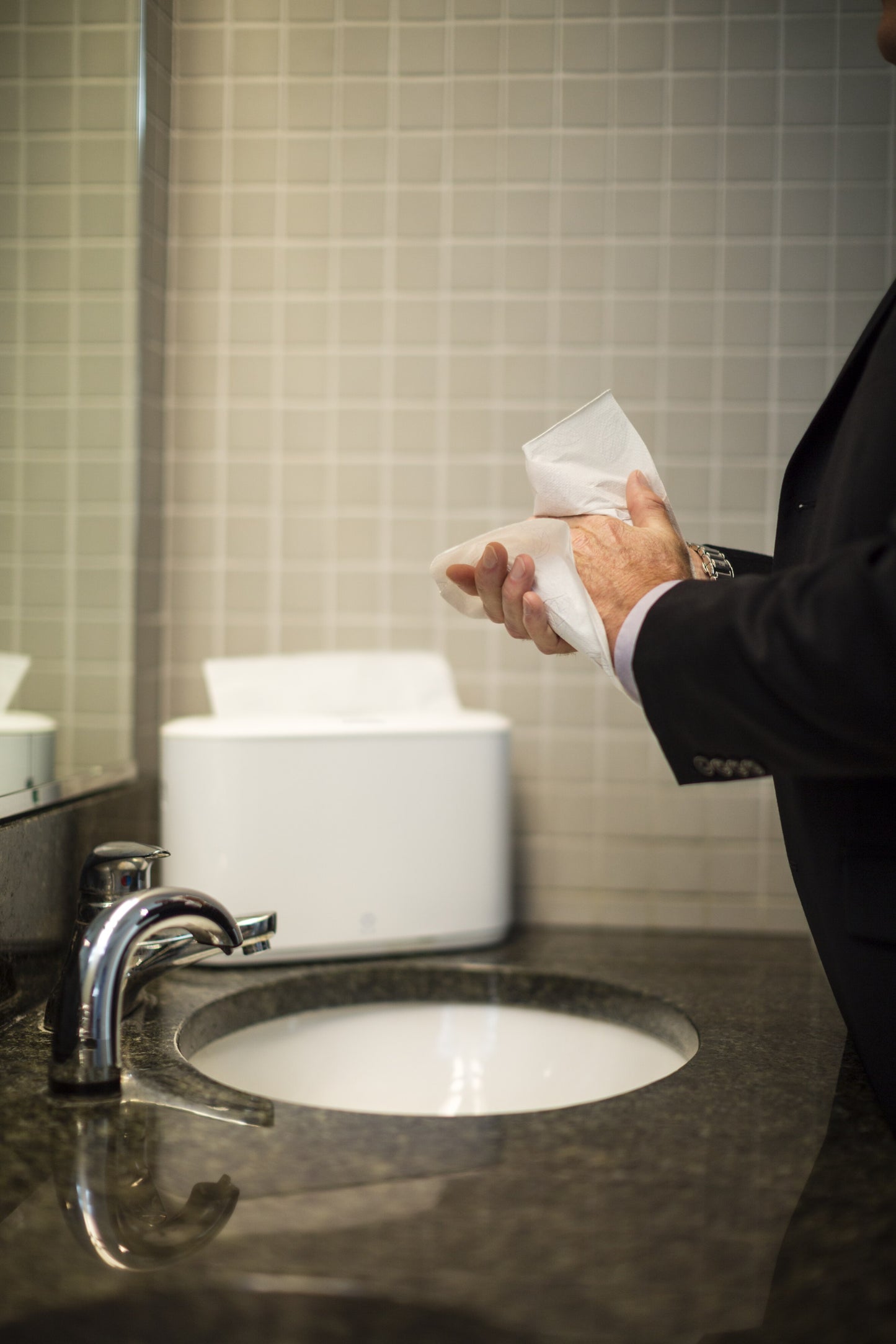 Paper towel holder TORK Xpress Countertop Multifold 323 x 218 x 116 mm, white, 552200