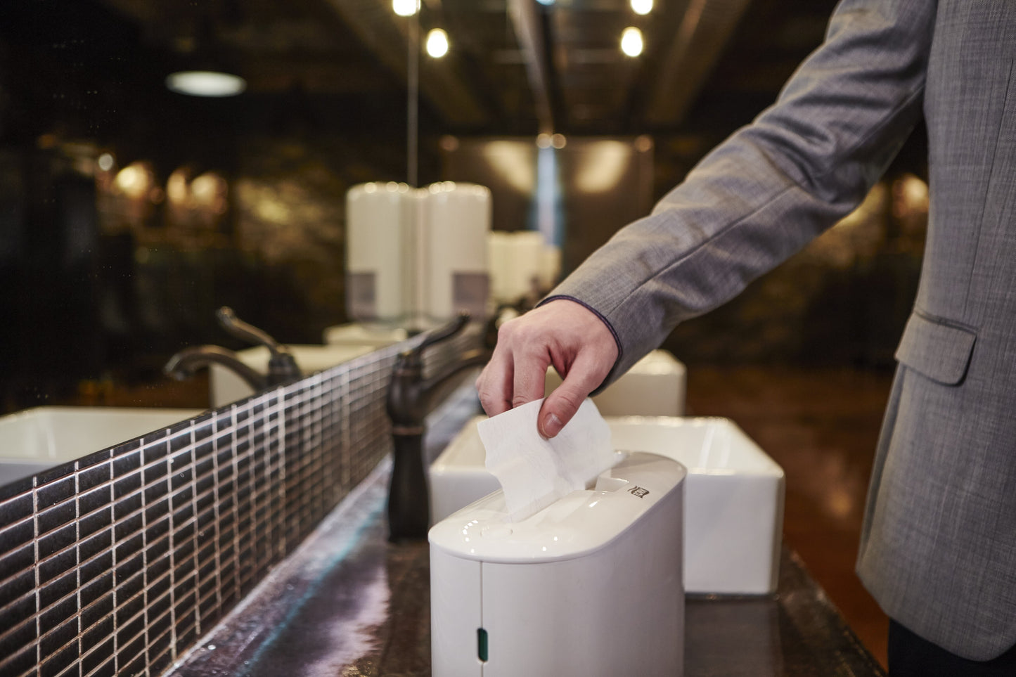 Paper towel holder TORK Xpress Countertop Multifold 323 x 218 x 116 mm, white, 552200