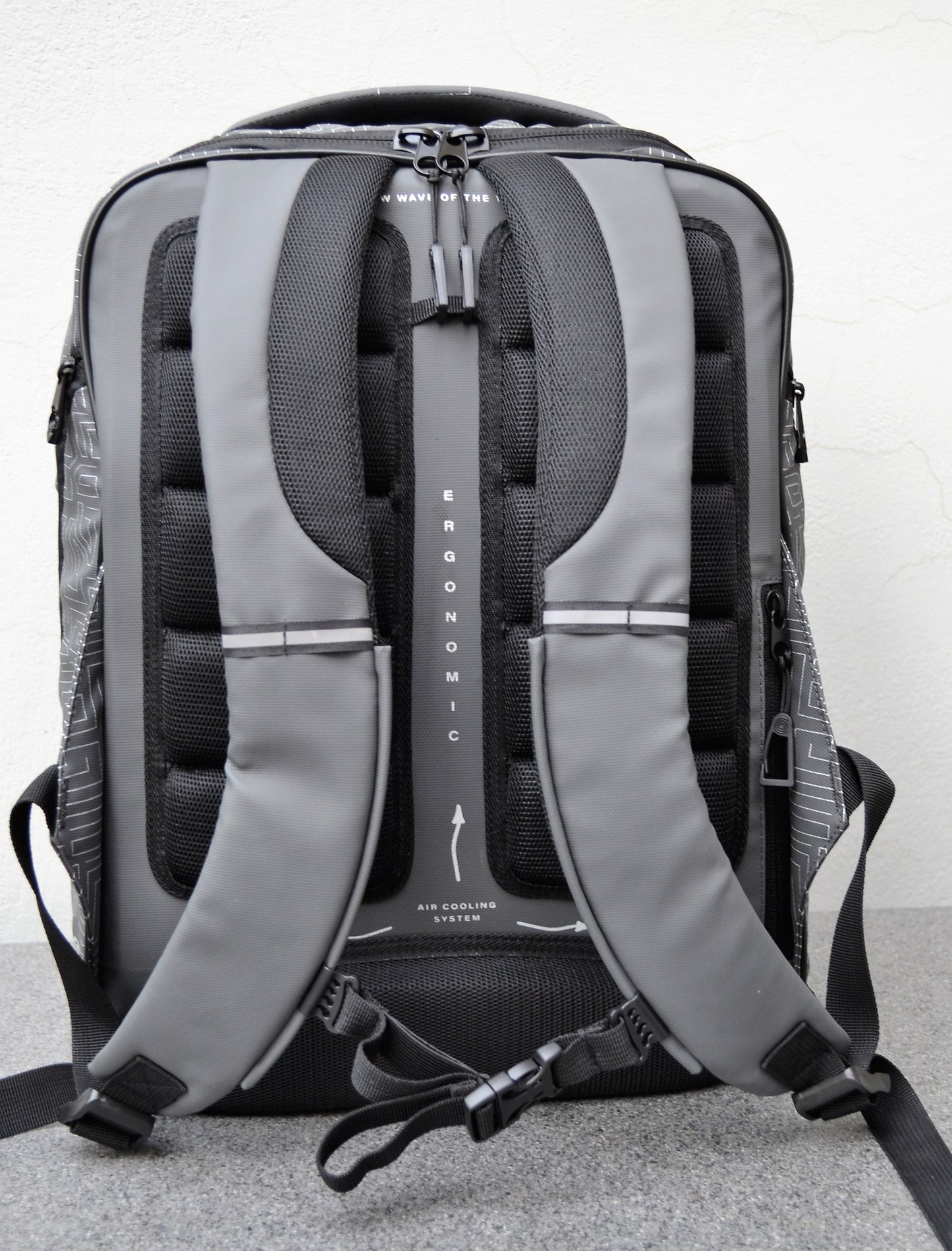 Forminė kuprinė LABYRINTH kolekcija OUT OF CONTROL PEOPLE, 27 litrų talpos